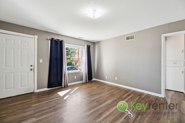 Photo - Charming 2bd/1ba close to local shopping and restaurants!
