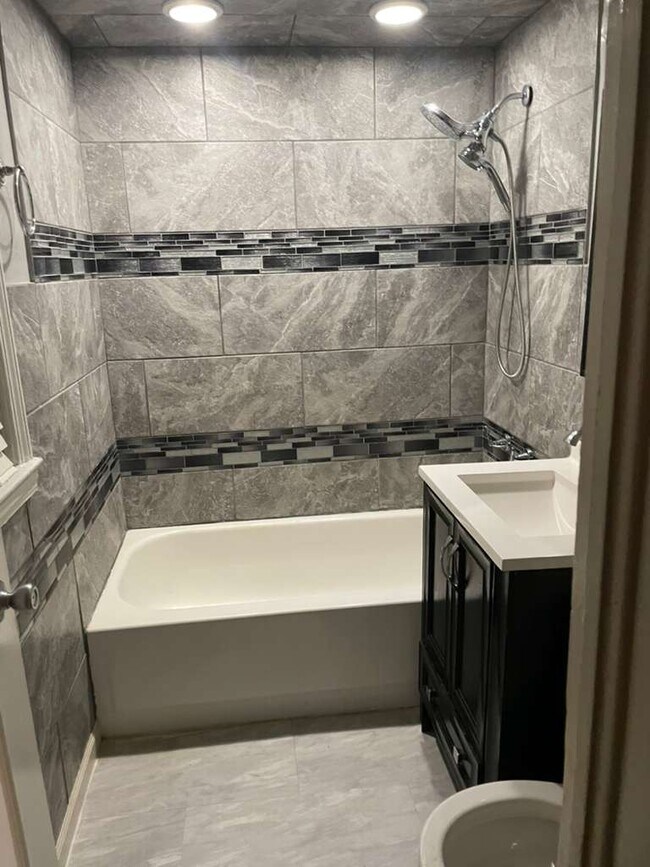 Photo - 8321 S Hoyne Ave