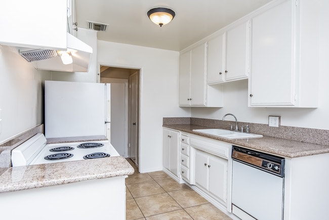 Photo - Royal Oaks Apartments