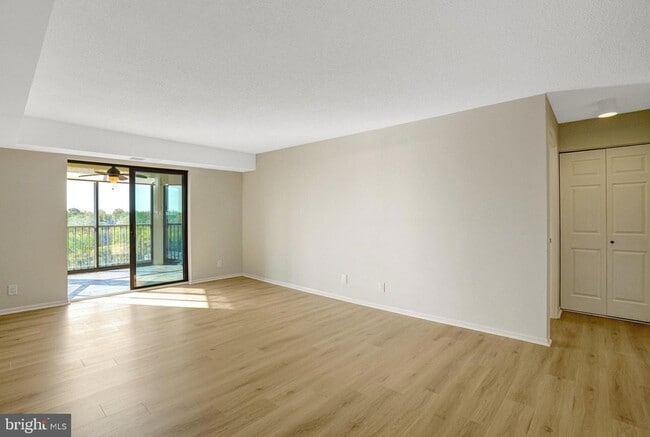 Photo - 5904 Mt Eagle Dr Unidad 812