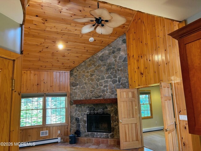 327 Deerfoot Ln
