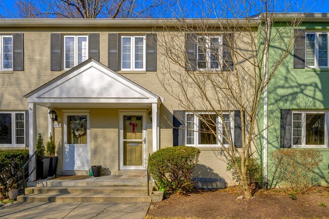Building Photo - Well Maintained 3BR/2.5BA Home in Silver Spring