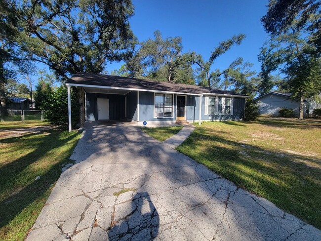 Building Photo - Home conveniently located