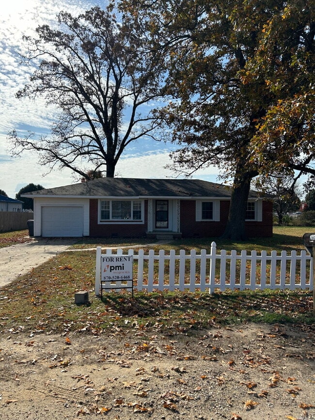 Building Photo - "Charming 4-Bedroom Home in Jonesboro with...