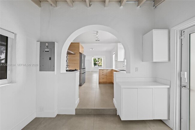 565 NW 44th St