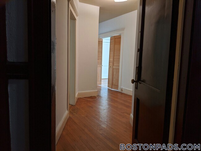 Building Photo - 143 Park Dr