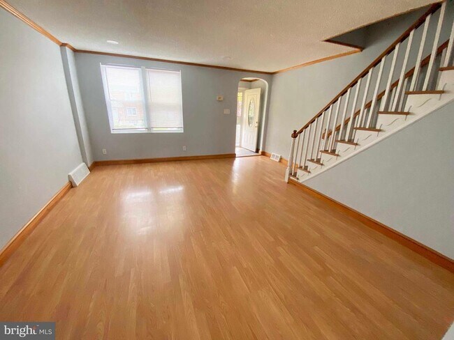 Photo - 6330 Leonard St