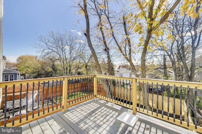 Photo - 5333 Hayes St NE