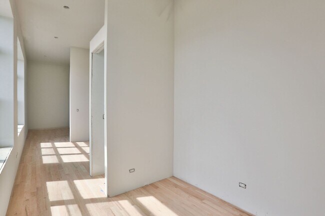 Photo - Brand New Jr 1 Bed in Wicker Park. 12' Cei... Unit 202