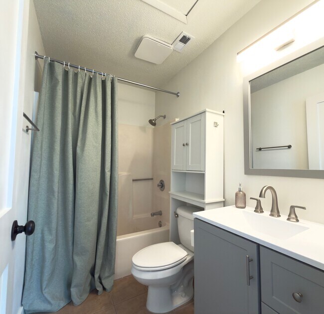 Dormitorio 2 baño + bañera - 27 Court Dr