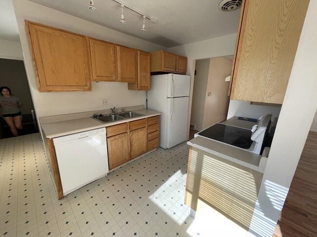 Photo - 560 S 40th St