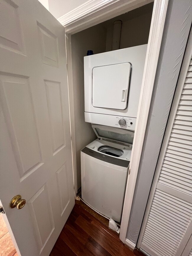 Washer/Dryer - 1710 Trinidad Ave NE Unit 02