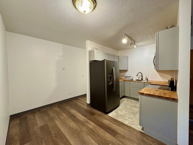 911 3rd St Unit 2