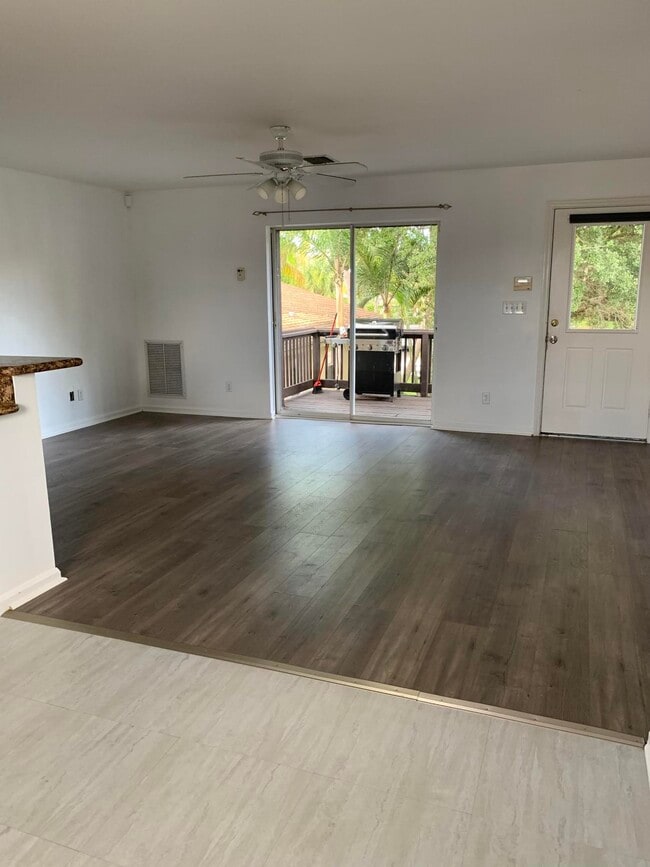 Photo - 121 S Oak St