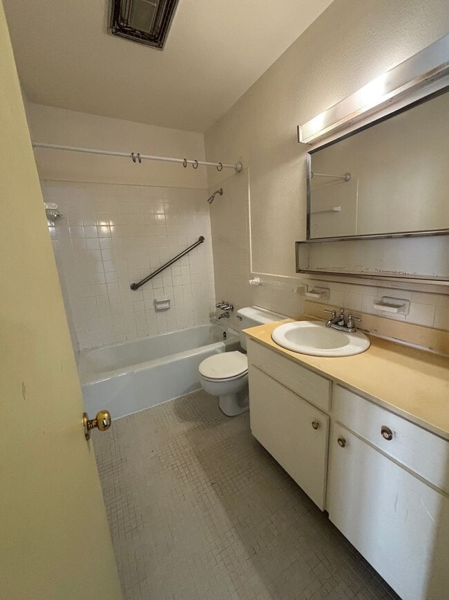 Photo - Fairfield Oaks 1 Bedroom Condo in South Highland - Water Included