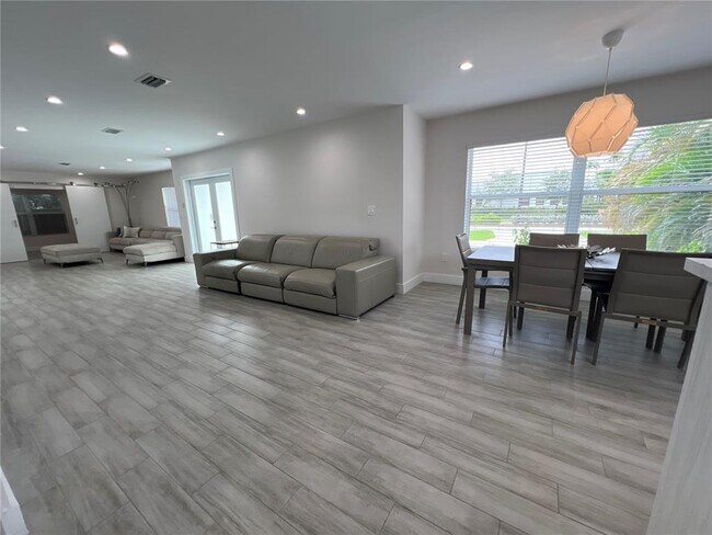 Photo - 1405 N 46th Ave