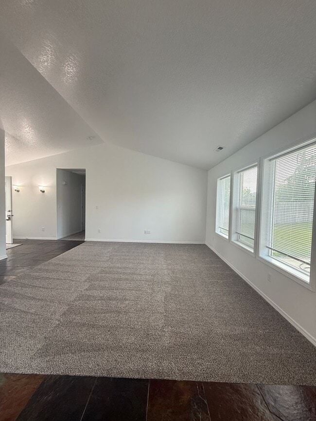 Photo - 3 bed, 2 bath- Kennewick Location!