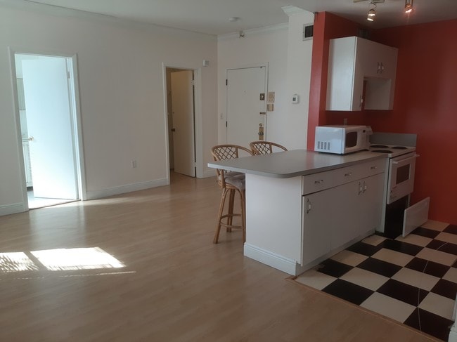 Building Photo - 1502 Jefferson Ave Unit 205