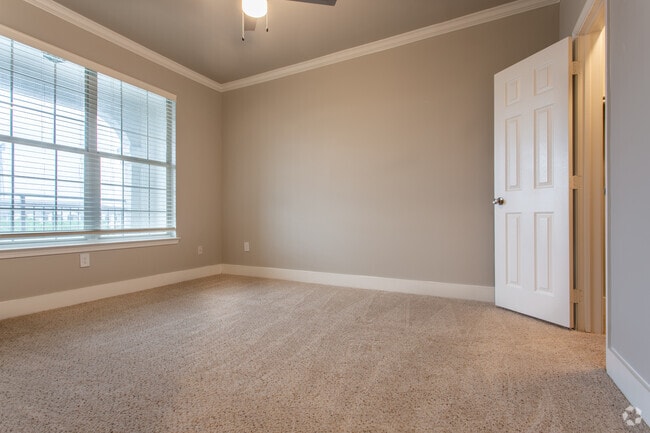 1 Br, 608 SF, Bedroom