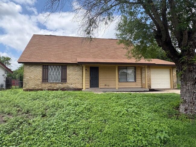 Building Photo - 3-Bed, 2-Bath Apple Valley Drive