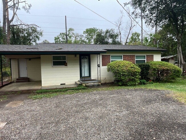 Photo - 1641 Airport Dr House