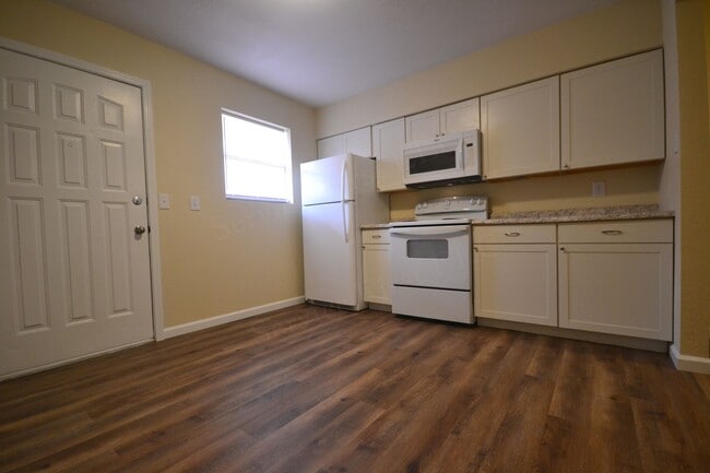 Building Photo - Pike Apartments Unit B