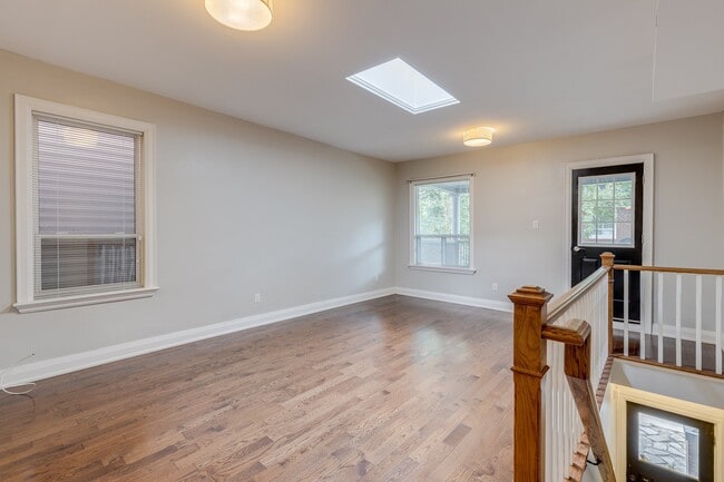 Photo - 412 Wellesley St E