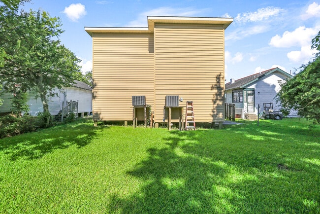 4917 Demontluzin St Unit B