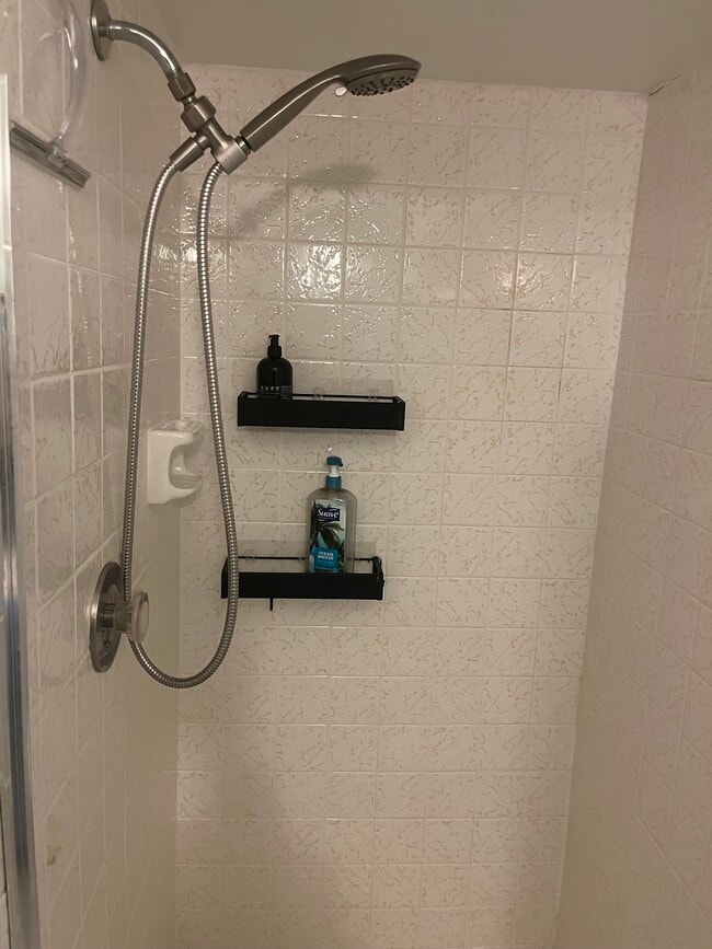 Dormitorio 1 Baño en suite - 935 Kirts Blvd Unidad NA