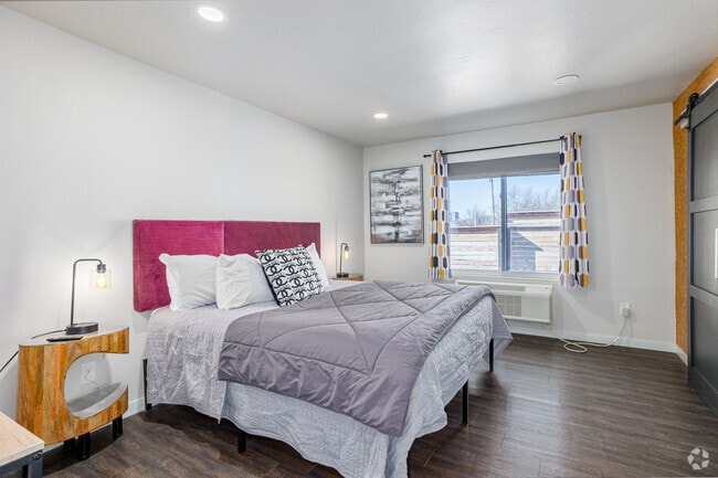 1BR, 1BA - 687SF - Bedroom