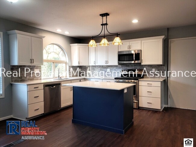 Photo - 324 SW Frenwood Way