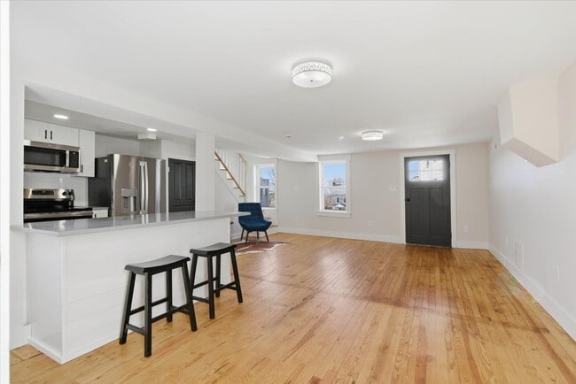 Building Photo - 305 W Broadway Unit 305 W Broadway 1/2 - Rear