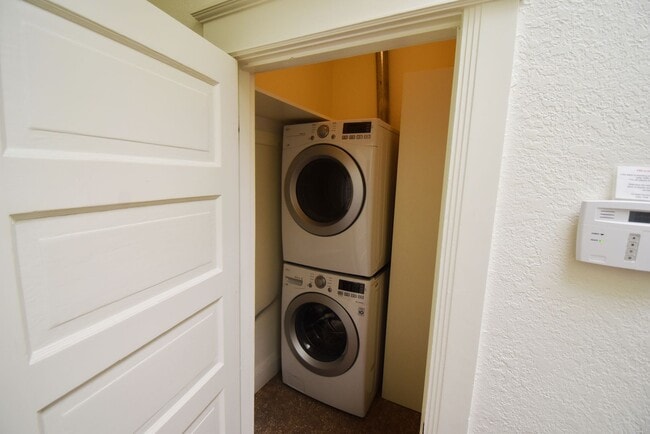 Building Photo - 211 W 1st Ave Unit #201 Rental