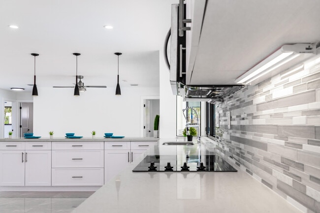 Building Photo - 1001 NW 6th Dr