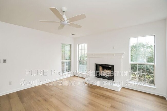 Photo - 1928 Oak Tree Ln