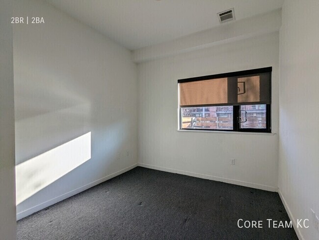 Photo - 662 E 63rd St Unit 103