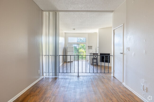 1BR, 1BA - 1,000SF