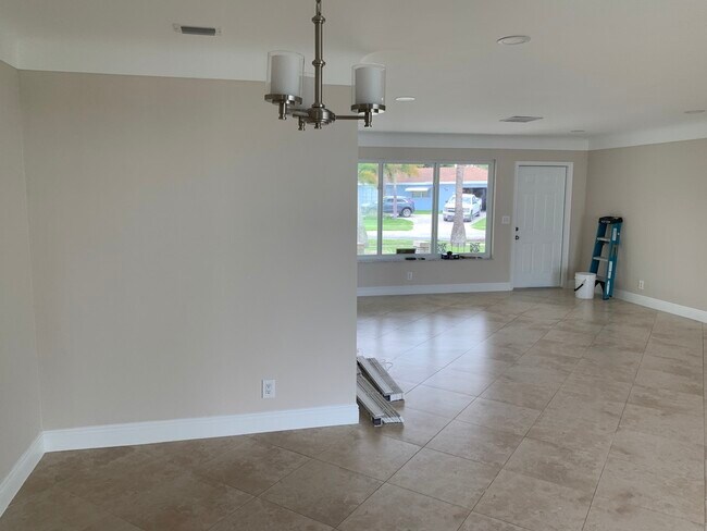 Photo - 580 NW 13th Dr