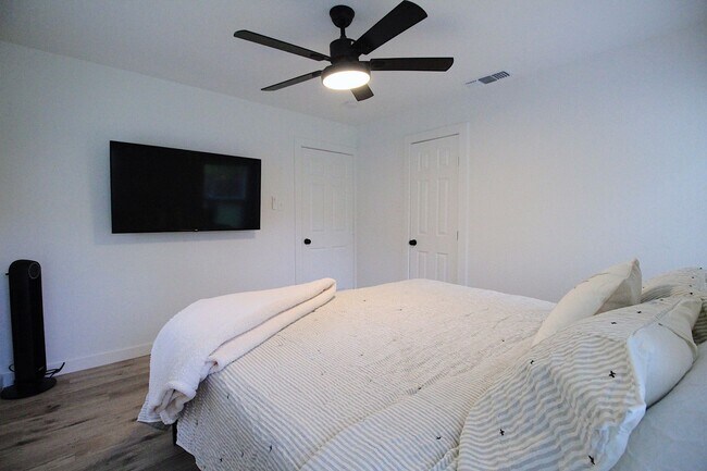 Building Photo - Ryan Place- Short to Mid-Term Rental Fully Remodeled 2  Bed, 1 Bath