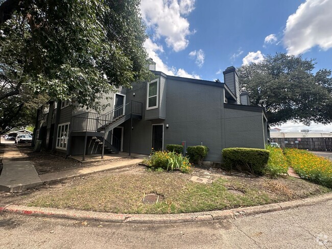 Building Photo - Charming second floor unit Rental