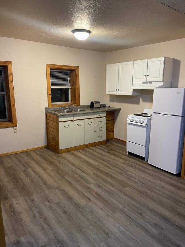 KITCHEN - 1022 Superior Ave Apartments Unit 1