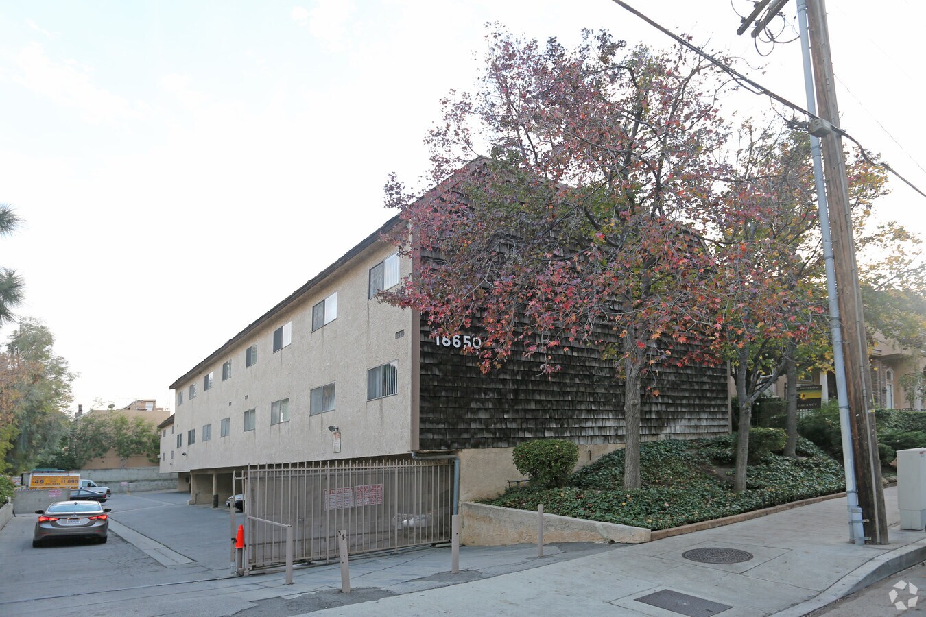 Building - 18650 Hatteras St