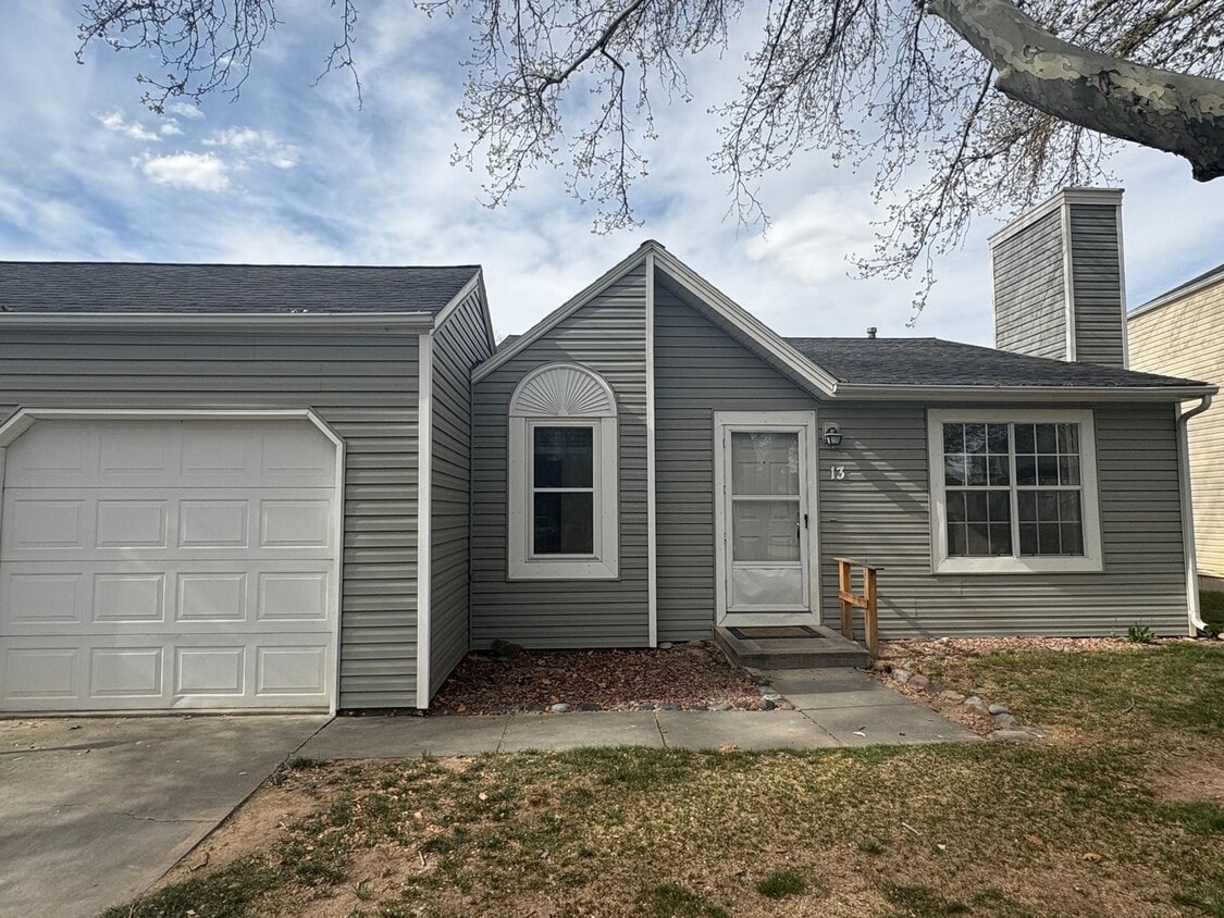 2 bed 1 3./4 Bath 1 car garage - 2 bed 1 3./4 Bath 1 car garage