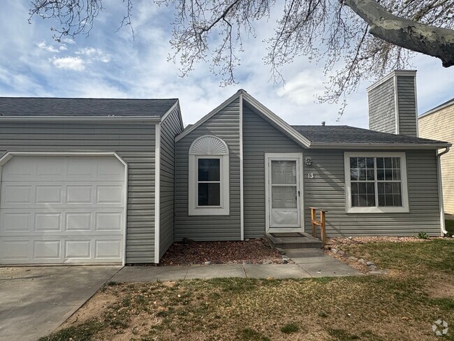 Building Photo - 2 bed 1 3./4 Bath 1 car garage Rental