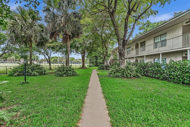 Building Photo - 2510 Riverside Dr Unit 2510