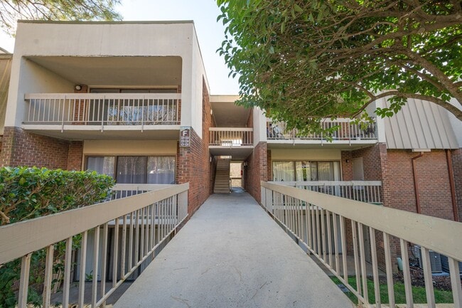 Building Photo - Charming 2 Bedroom Condo Living in the Heart of Chapel Hill