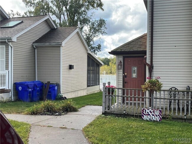 Photo - 3279 Clinton St