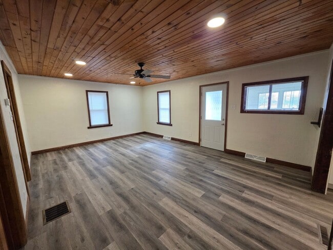 Photo - 806 Waverly Pl