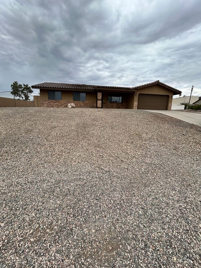 Building Photo - Unfurnished Home!