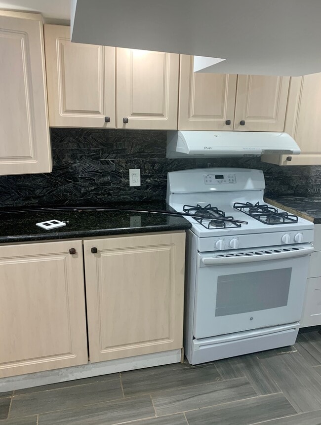 Building Photo - Bright clean 1 bedroom apartment with outdoor space